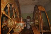 Лифтовая клути рудного двора. Высота колеса - выше человеческого роста.