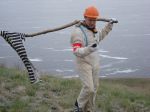Скамп пытается по рации связаться с внеземными цивилизациями.