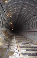 Метро уходящее в глубь, манит тебя с необычайной силой